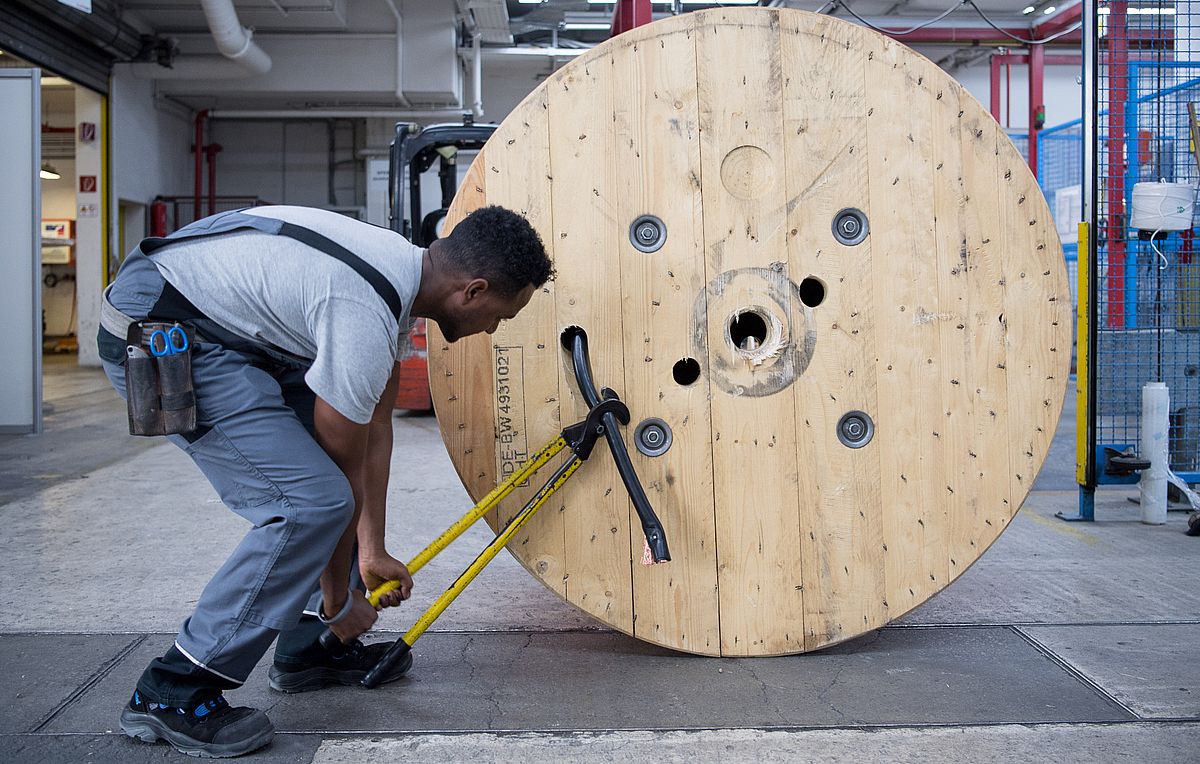 Geflüchteter bei der Arbeit in Ausbildungsbetrieb